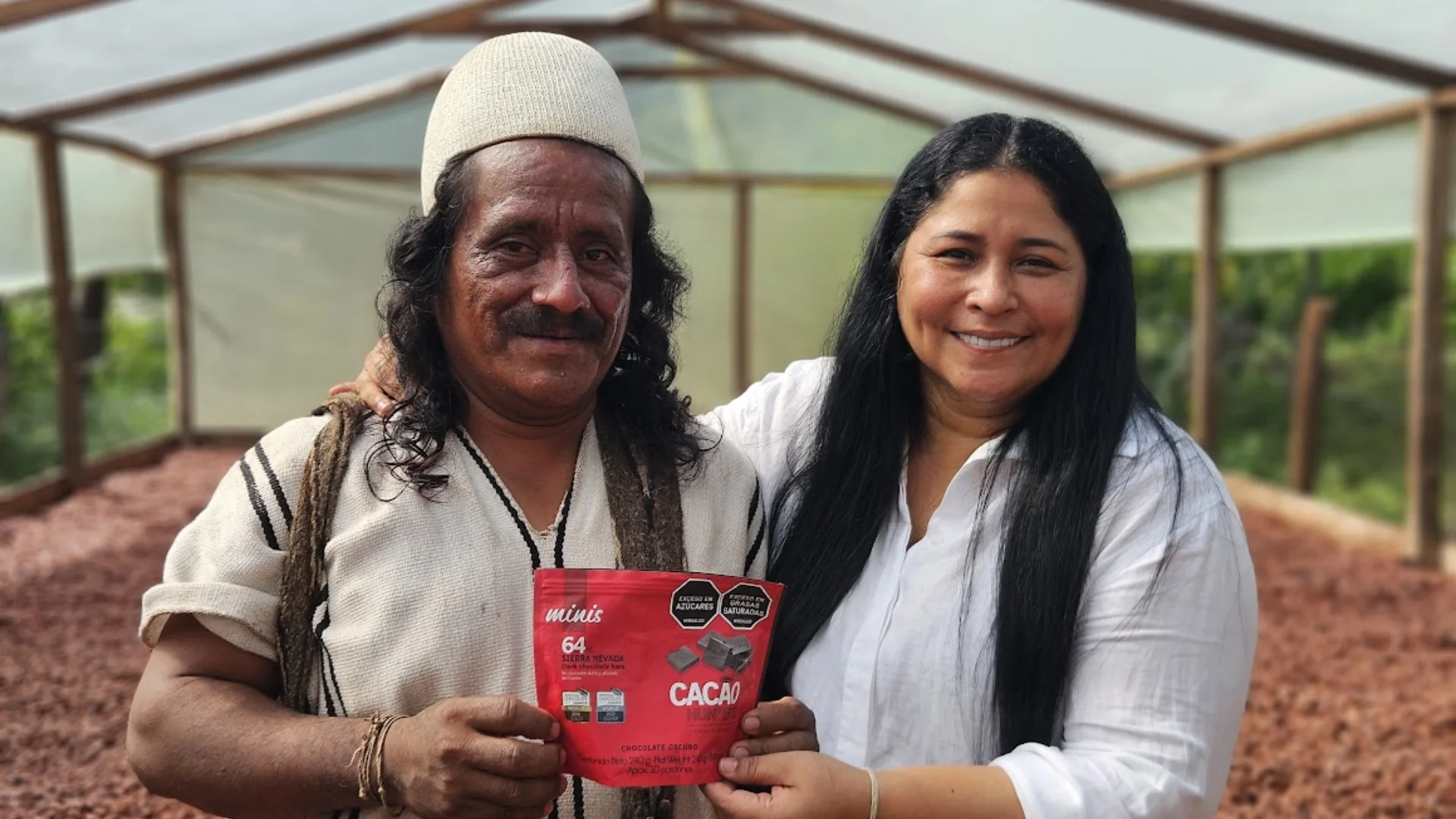 Carlos Ignacio y lideresa Arhuaca con producto de cacao Seynekun